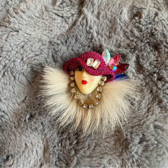 Vintage art deco porcelain and mink woman in pink hat brooch pin - Picture 12 of 13
